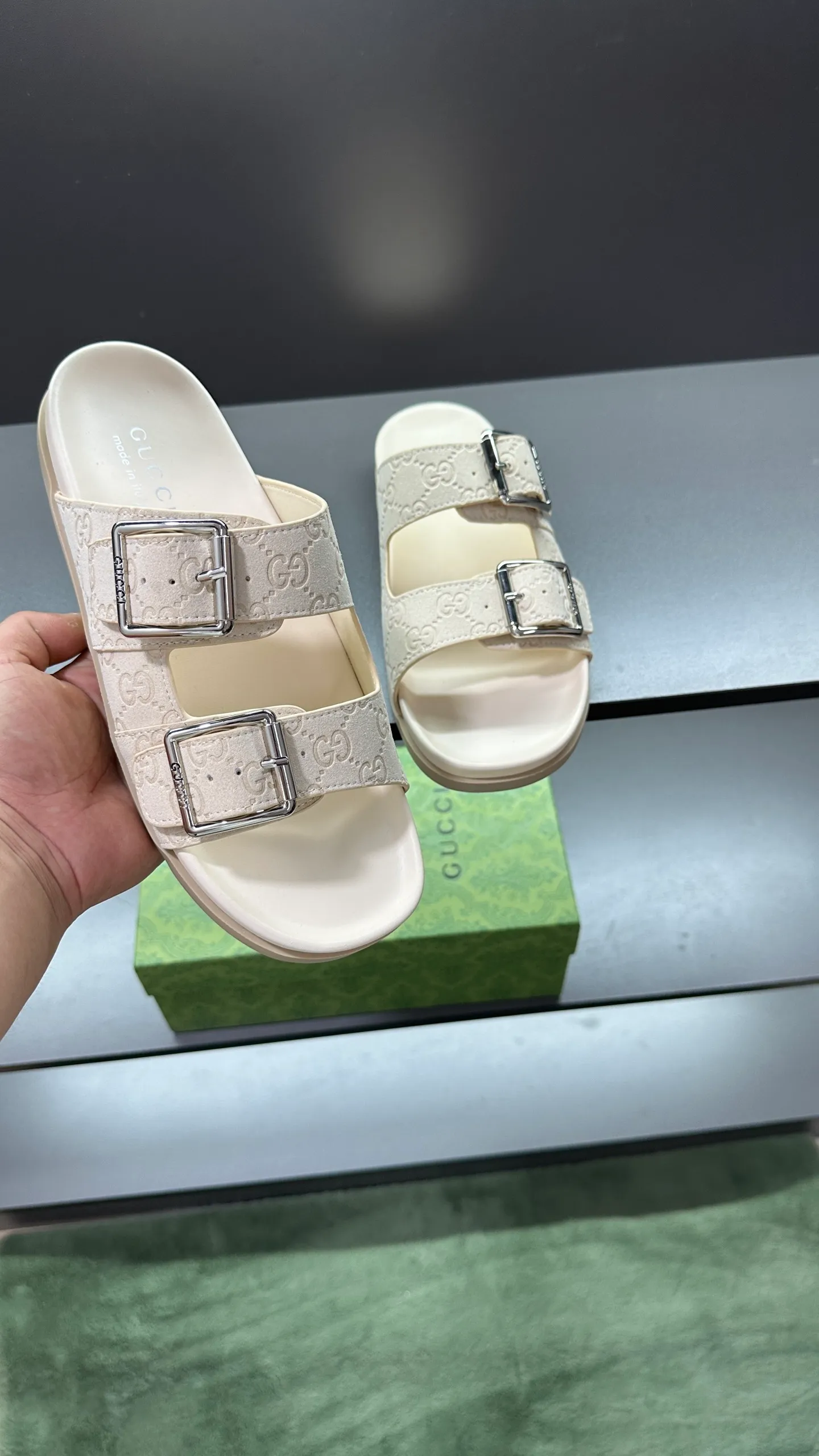 [G Home New Style] P: 320💰Men's size 39~45, (46. Customized) This slipper is made of GG polyester fiber and is decorated with a Gucci label on the front, which adds a striking logo feel to the style. "Gucci Made in Italy" stamped label Rubber sole Flat Made in Italy